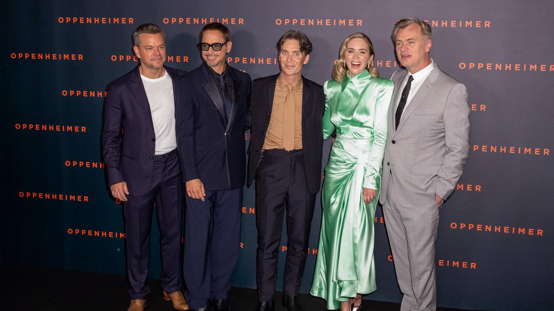 Matt Damon, Robert Downey Jr., Cillian Murphy, Emily Blunt und Christopher Nolan stehen bei der Filmpremiere in Paris im Grand Rex theatre auf dem, roten Teppich