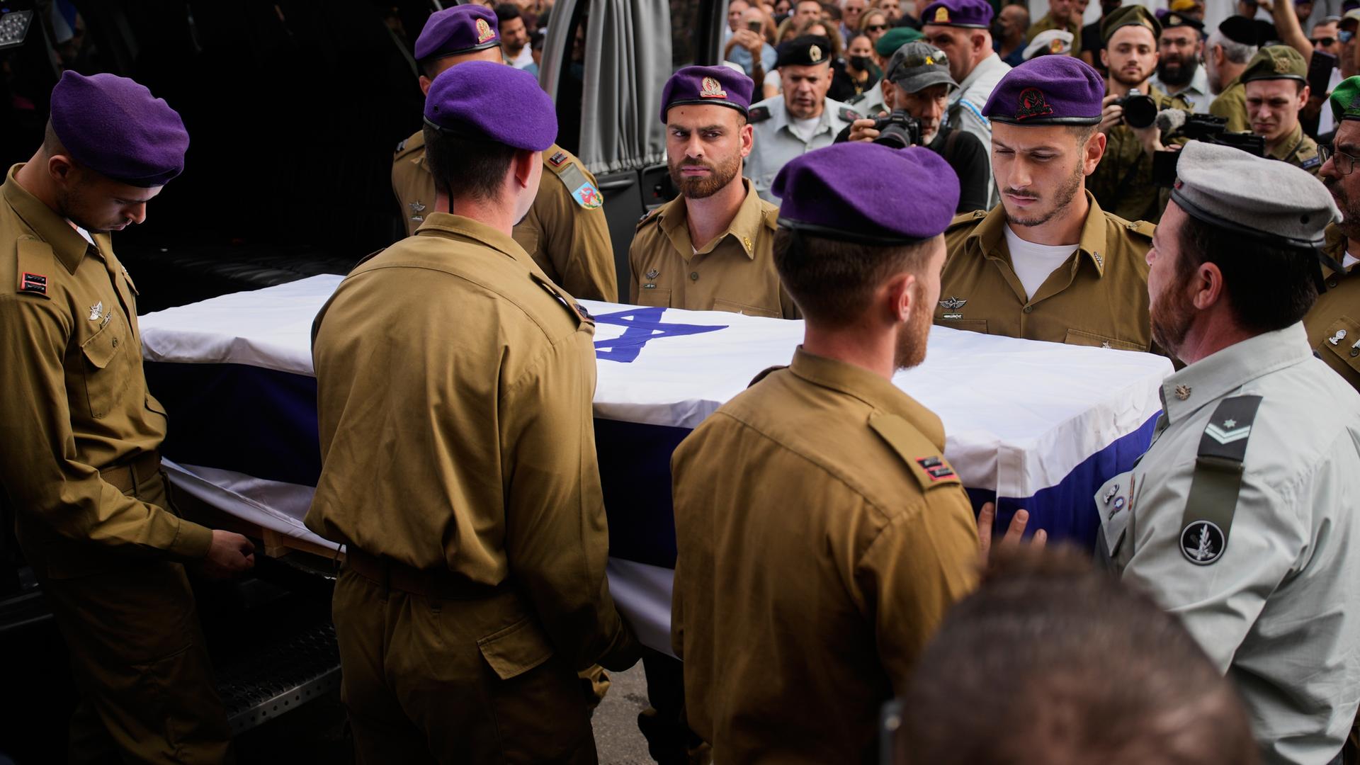 Kfar Saba: Israelische Soldaten tragen den mit einer Fahne bedeckten Sarg von Hadar Goldin, einem 2014 im Gazastreifen getöteten Soldaten, während seiner Beerdigung.