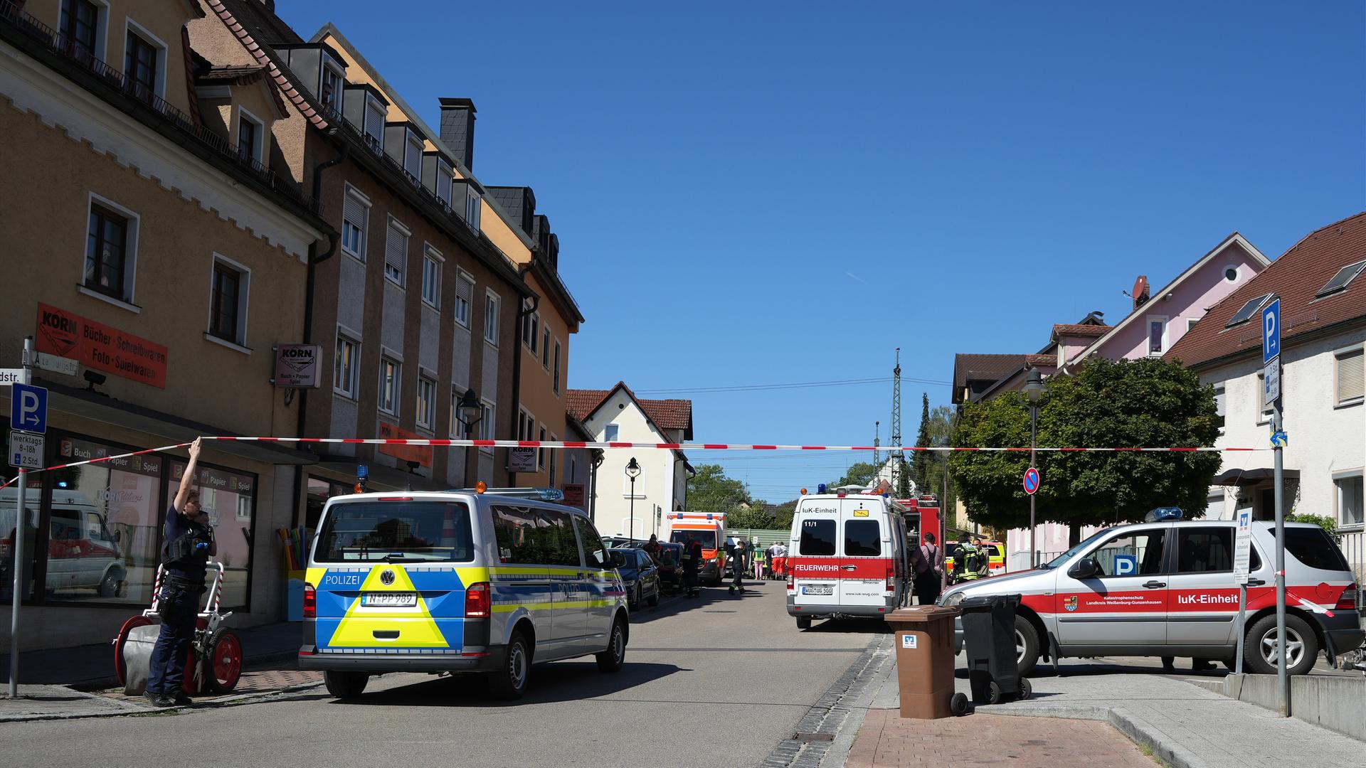 Bayern, Treuchtlingen: Einsatzkräfte der Polizei sperren das Bahnhofsgelände in Mittelfranken weiträumig ab. Bayern, Treuchtlingen: Einsatzkräfte der Polizei sperren das Bahnhofsgelände in Mittelfranken weiträumig ab.