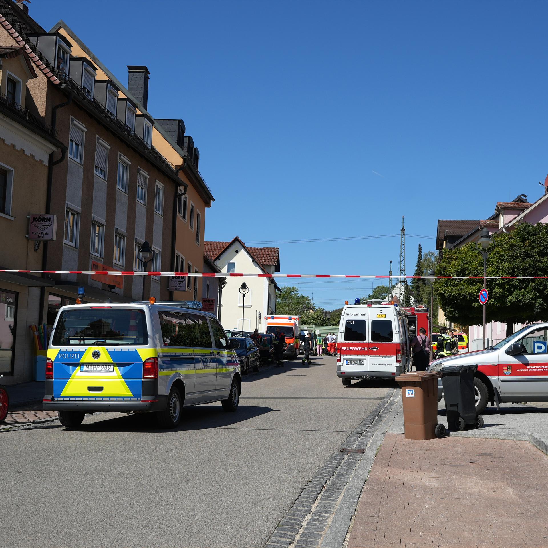 Bayern, Treuchtlingen: Einsatzkräfte der Polizei sperren das Bahnhofsgelände in Mittelfranken weiträumig ab.