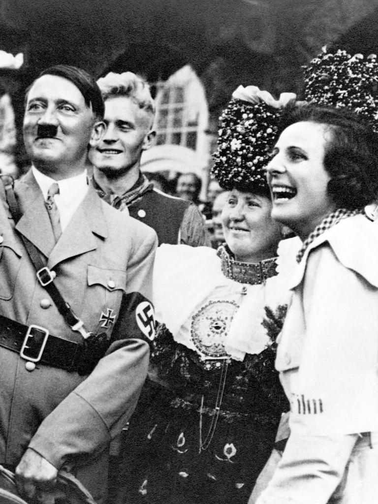 Beim Reichsparteitag der NSDAP im Jahr 1934 in Nürnberg treffen Reichskanzler Adolf Hitler und seine Lieblingsregisseurin Leni Riefenstahl aufeinander. Er demonstriert seine Macht, sie hält das Ereignis im Propagandafilm "Triumph des Willens" fest.