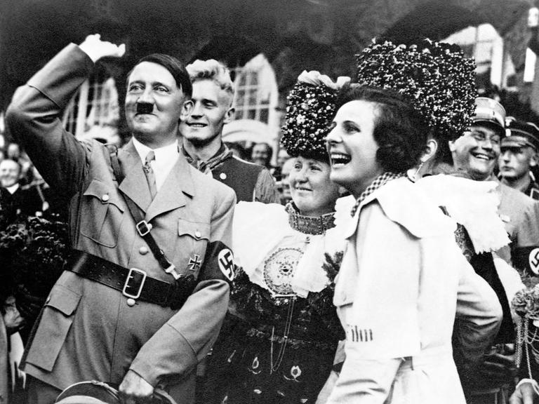 Beim Reichsparteitag der NSDAP im Jahr 1934 in Nürnberg treffen Reichskanzler Adolf Hitler und seine Lieblingsregisseurin Leni Riefenstahl aufeinander. Er demonstriert seine Macht, sie hält das Ereignis im Propagandafilm "Triumph des Willens" fest.