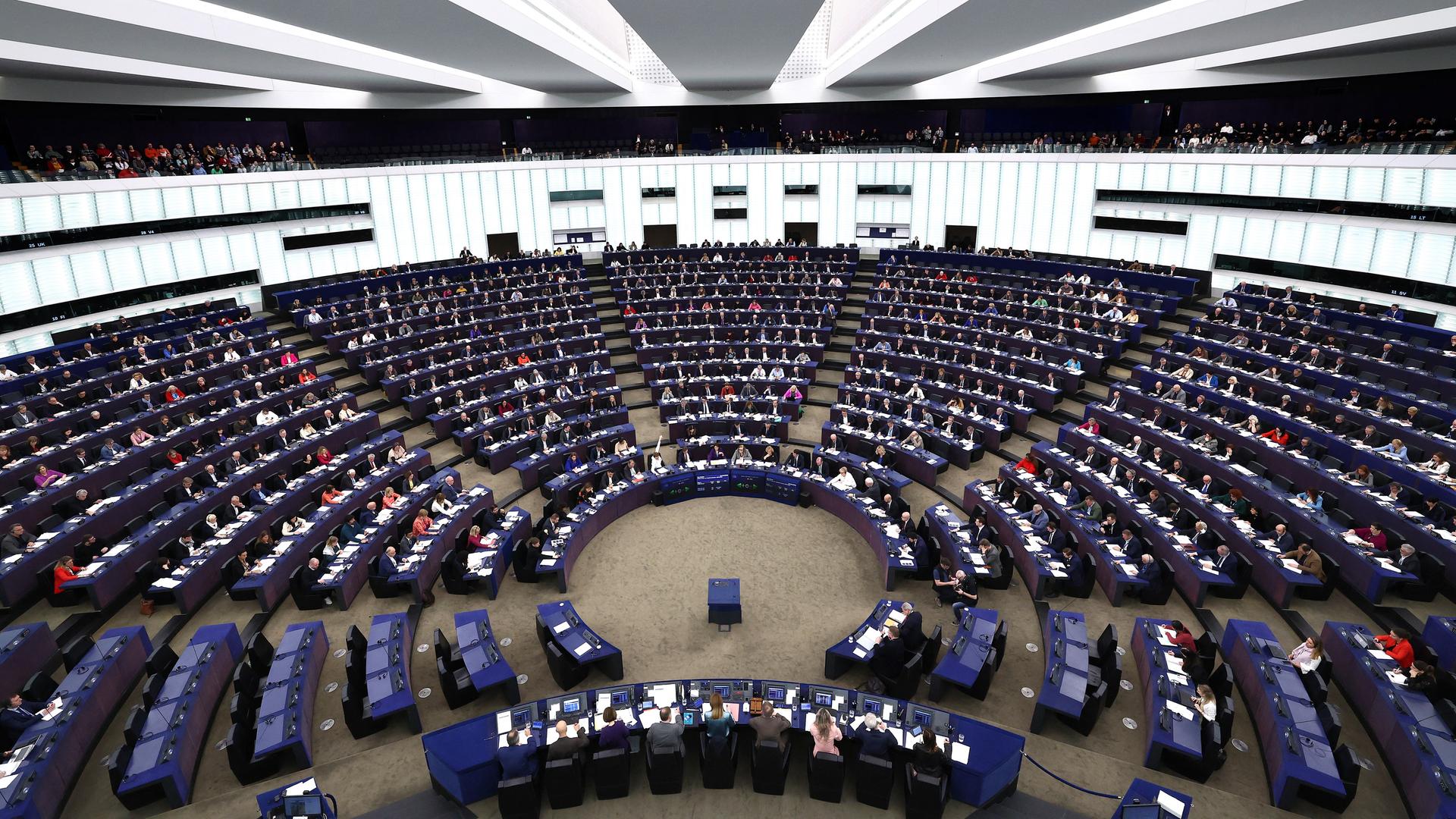 Mitglieder des Europäischen Parlaments nehmen im Straßburger Plenarsaal an einer Abstimmung teil.