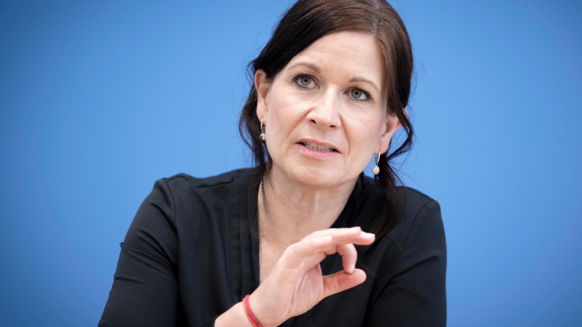Die Berliner Senatorin für Bildung, Jugend und Familie, Katharina Günther-Wünsch, vor einer blauen Wand. Sie spricht und gestikuliert dabei. Die Berliner Senatorin für Bildung, Jugend und Familie, Katharina Günther-Wünsch, vor einer blauen Wand. Sie spricht und gestikuliert dabei.