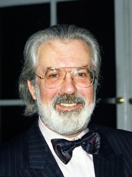 Der Kinderbuchautor Michael Ende im schwarzen Anzug, mit schwarzer Fliege und grauem Bart. 