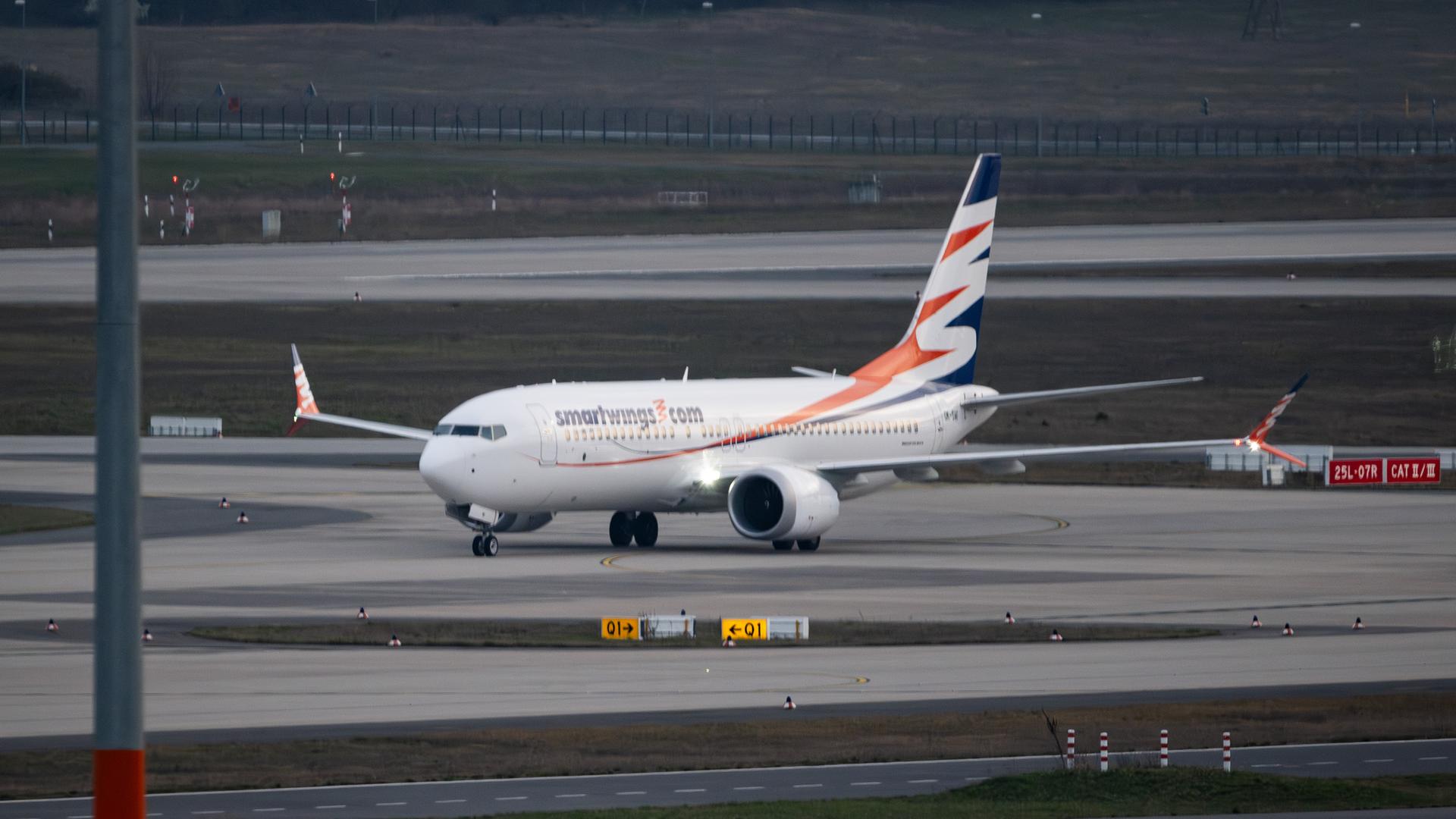 Eine Boeing ist auf einem Flughafen gelandet und rollt zum hinteren Teil des Vorfeldes. Eine Boeing ist auf einem Flughafen gelandet und rollt zum hinteren Teil des Vorfeldes.