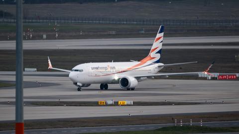 Eine Boeing 737 MAX 8 der Fluggesellschaft Smartwings.com ist aus Islamabad über Dubai kommend auf dem Flughafen Berlin Brandenburg (BER) gelandet und fährt zu dem hinteren Teil des Vorfeldes. 