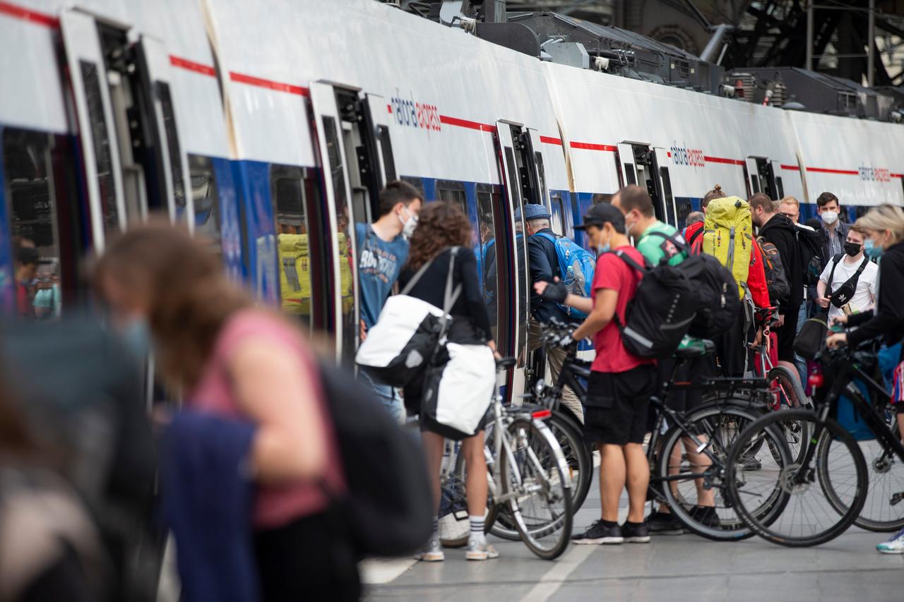 Mit Fahrrädern in die Regionalbahn: Durch das 9-Euro-Ticket ist die Zahl der Fahrgäste gestiegen.