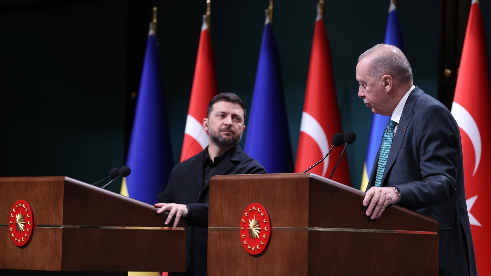Ankara: Der türkische Präsident Erdogan (r) spricht mit Journalisten während einer gemeinsamen Pressekonferenz mit dem ukrainischen Präsidenten Selenskyj nach ihrem Treffen im Präsidentenpalast.