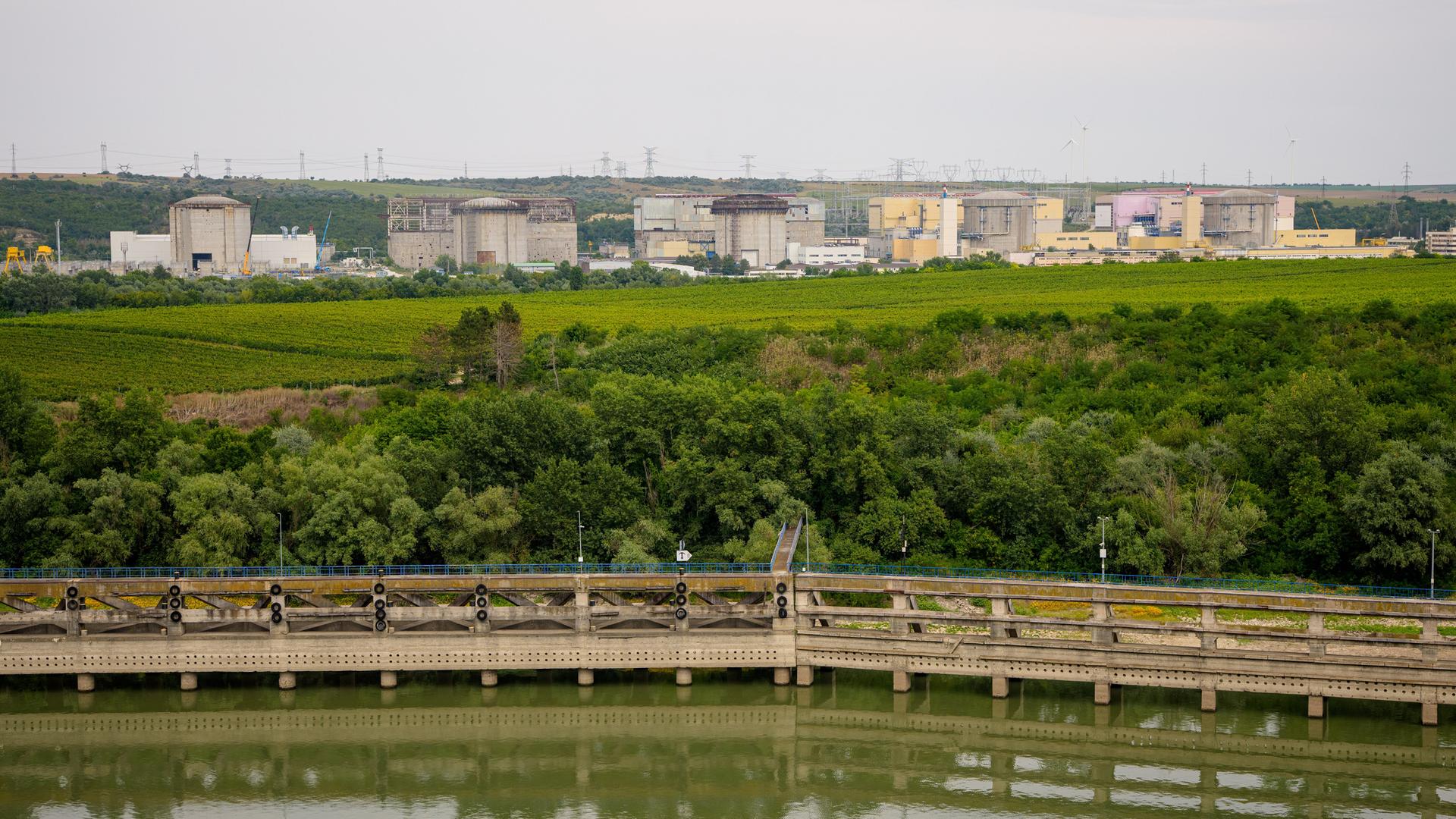 Das Kernkraftwerk Cernavoda in Rumänien liegt in der Nähe der Donau. Das Kernkraftwerk Cernavoda in Rumänien liegt in der Nähe der Donau.