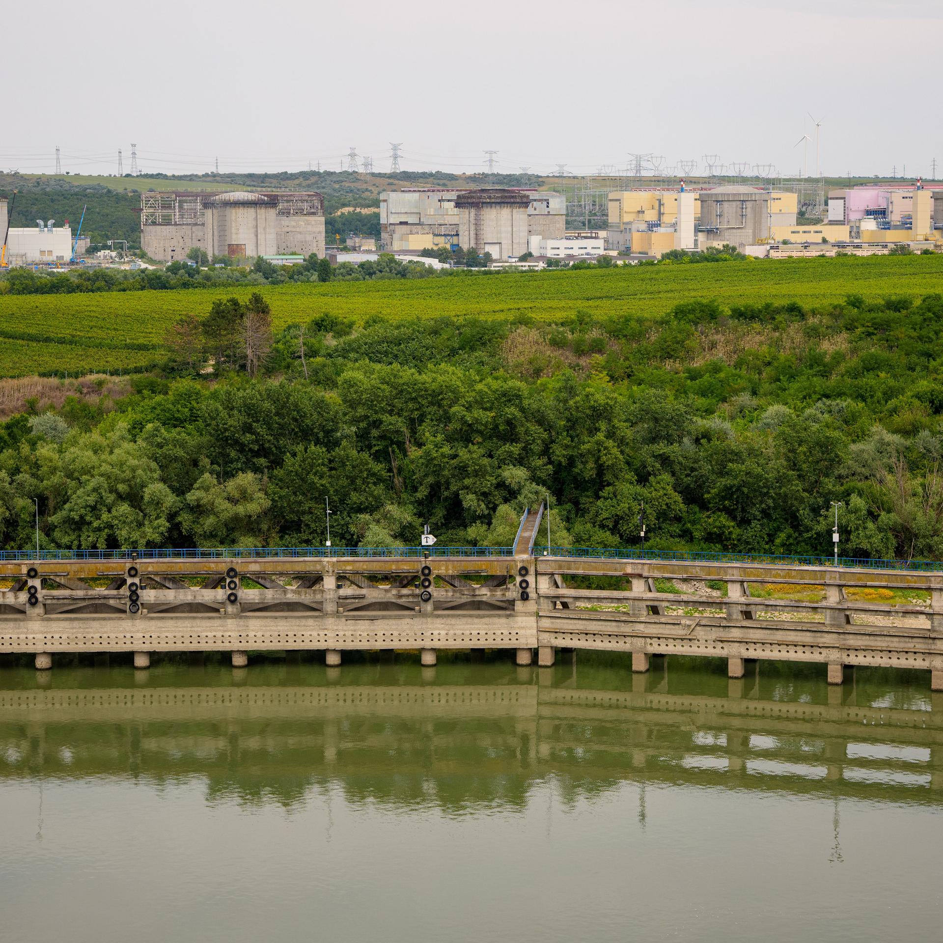 Das Kernkraftwerk Cernavoda in Rumänien, das aufgrund extrem niedriger Wasserstände einen  seiner Reaktoren abschalten musste, liegt in der Nähe der Donau. 