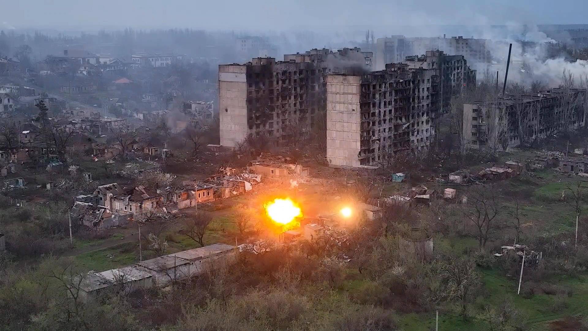 Explosionen vor weitgehend zerstörten Wohnblocks in der umkämpften Stadt Bachmut in der Ukraine .
