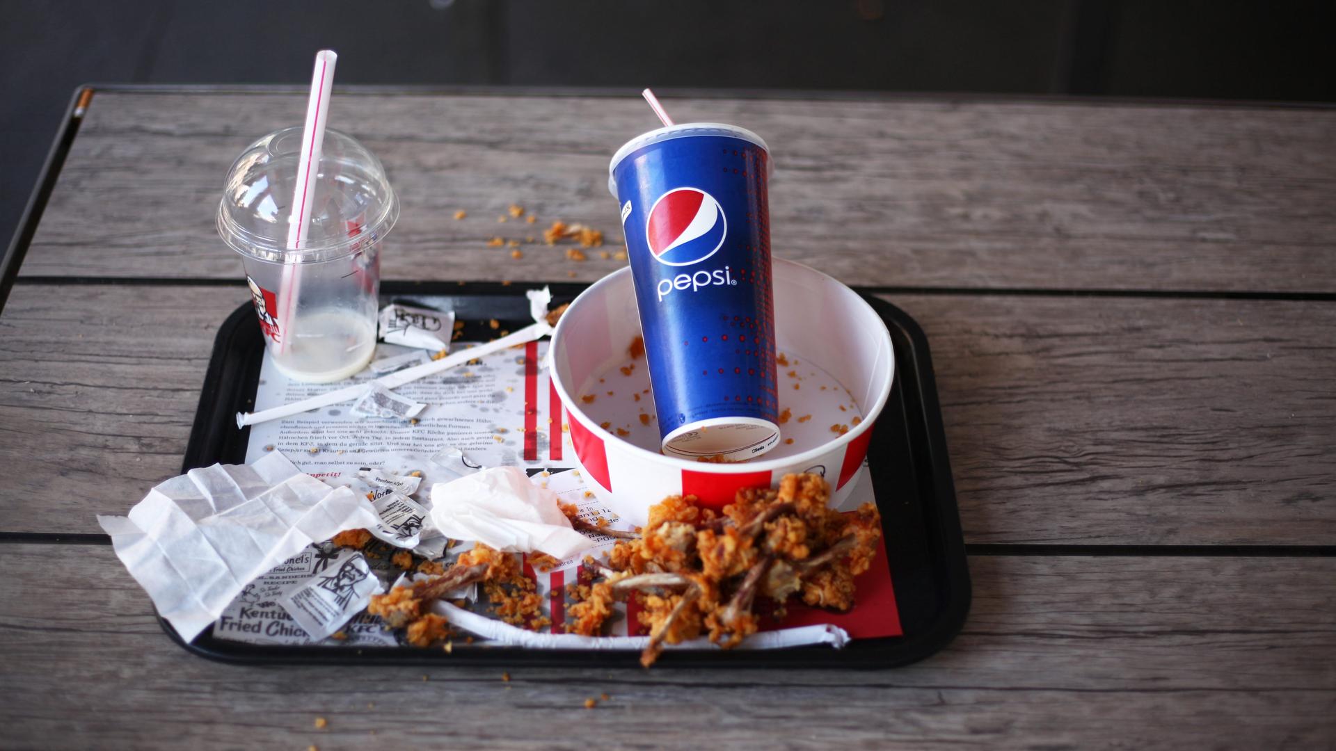 Reste von Essen der Fastfood-Kette Kentucky Fried Chicken. Reste von Essen der Fastfood-Kette Kentucky Fried Chicken.