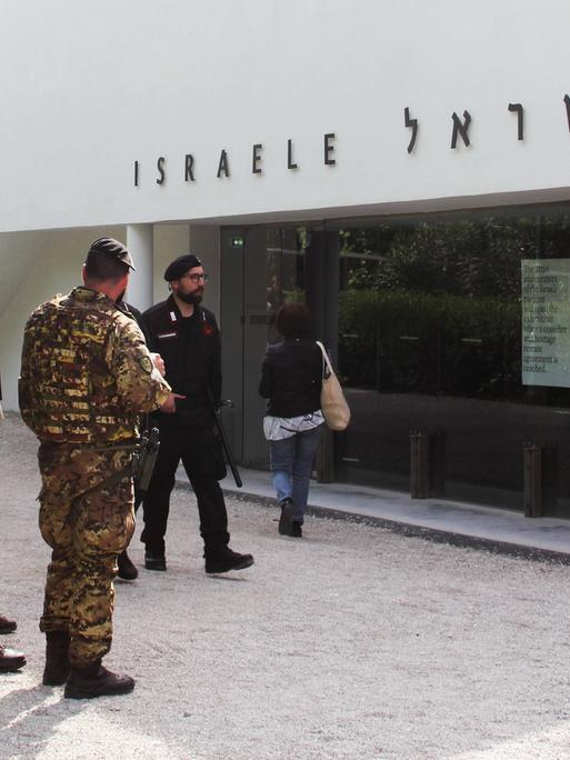 Der israelische Pavillon auf der 60. Kunstbiennale in Venedig bleibt bis auf Weiteres geschlossen. Die ausstellende Künstlerin und ihre beiden Kuratorinnen wollen damit gegen den anhaltenden Krieg protestieren, fordern einen Waffenstillstand zwischen Israel und der Hamas und die Frveilassung der Geiseln durch die Hamas.