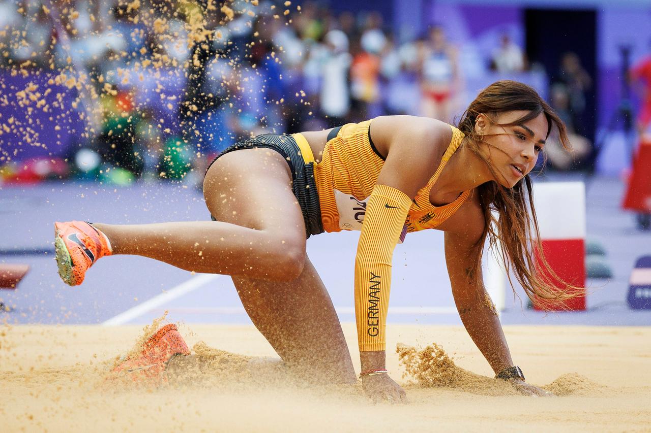 Die deutsche Weitspringerin Laura Raquel Müller in Aktion bei den Olympischen Spielen 2024 in Paris.