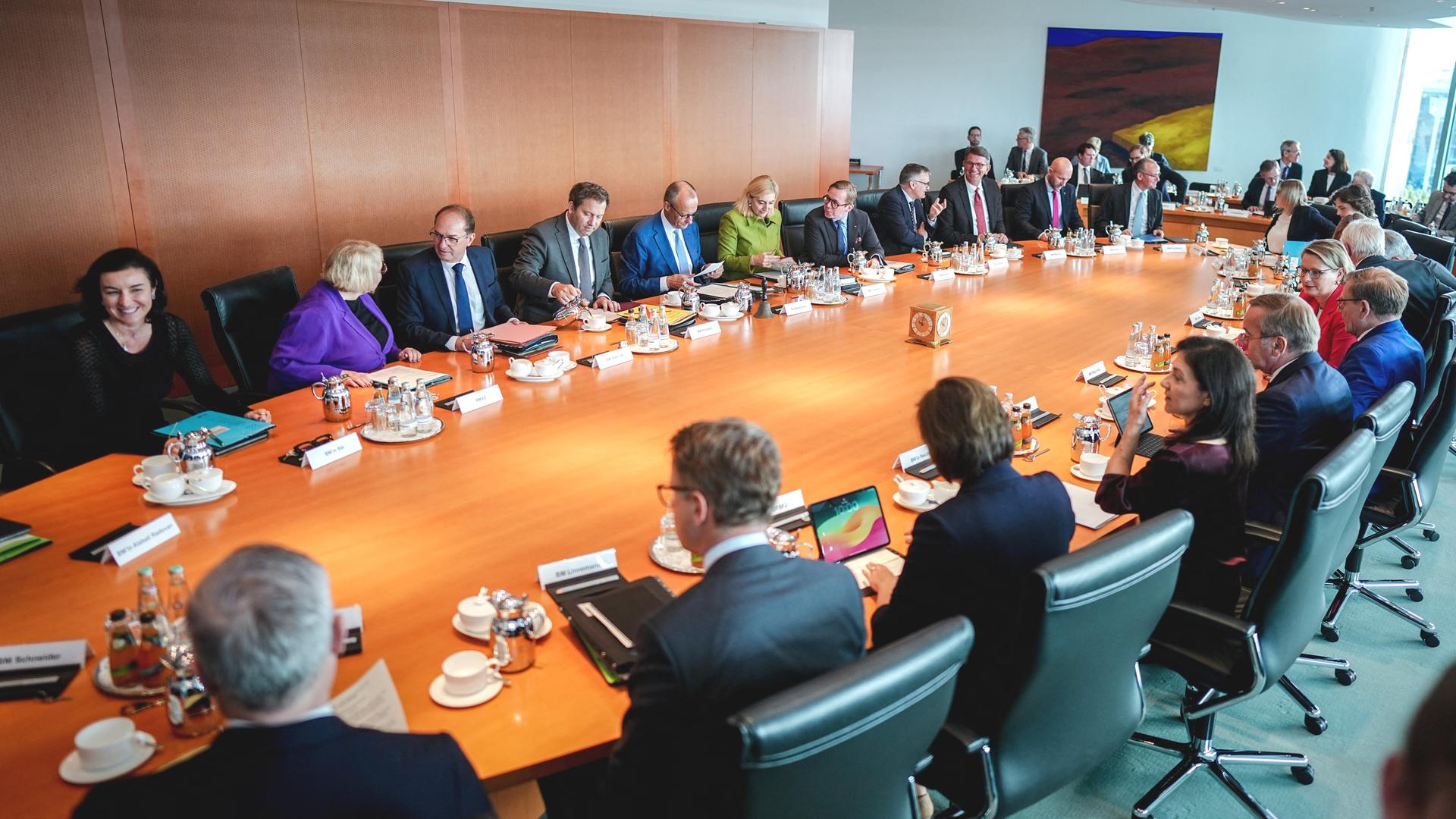 Berlin: Lars Klingbeil und Bundeskanzler Friedrich Merz nehmen gemeinsam mit den Ministern des Bundeskabinetts an der Sitzung im Bundeskanzleramt teil. Berlin: Lars Klingbeil und Bundeskanzler Friedrich Merz nehmen gemeinsam mit den Ministern des Bundeskabinetts an der Sitzung im Bundeskanzleramt teil.