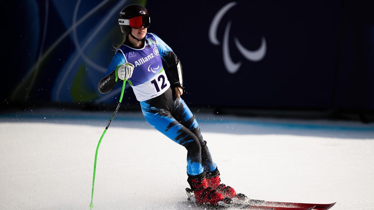 Die 23-jährige Russin Warwara Worontschichina fährt in Cortina d'Ampezzo im Super-G in der stehenden Klasse.