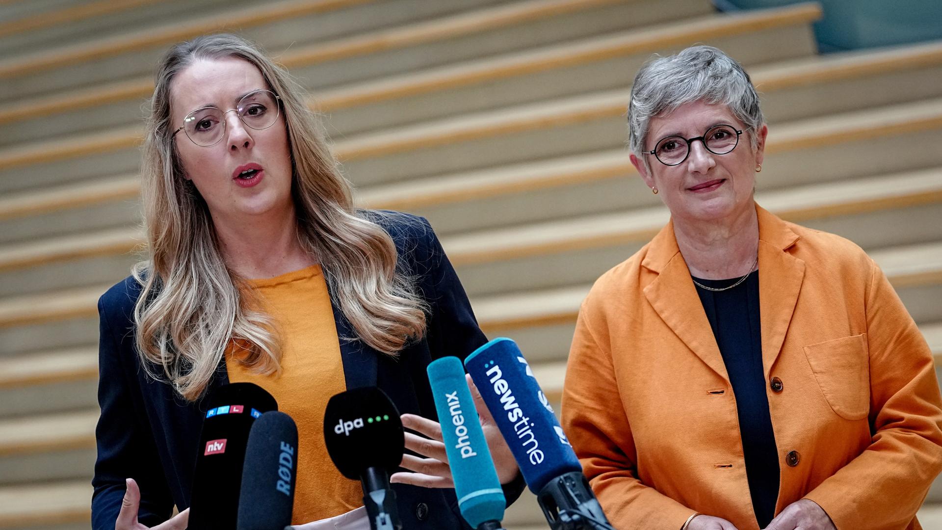 Die Fraktionsvorsitzenden von Bündnis 90/Die Grünen, Katharina Dröge (l) und Britta Haßelmann, geben eine Pressekonferenz zu Beginn der Klausur des Fraktionsvorstandes der Grünen Bundestagsfraktion in Berlin. 