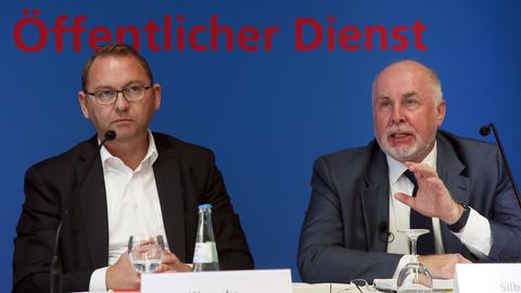 Berlin: Frank Werneke (l), Vorsitzender der Gewerkschaft Verdi, und Ulrich Silberbach, dbb Beamtenbund, beantworten auf einer Pressekonferenz der Gewerkschaften zu Forderungen für die Tarifverhandlungen im öffentlichen Dienst von Bund und Kommunen Fragen von Journalisten.