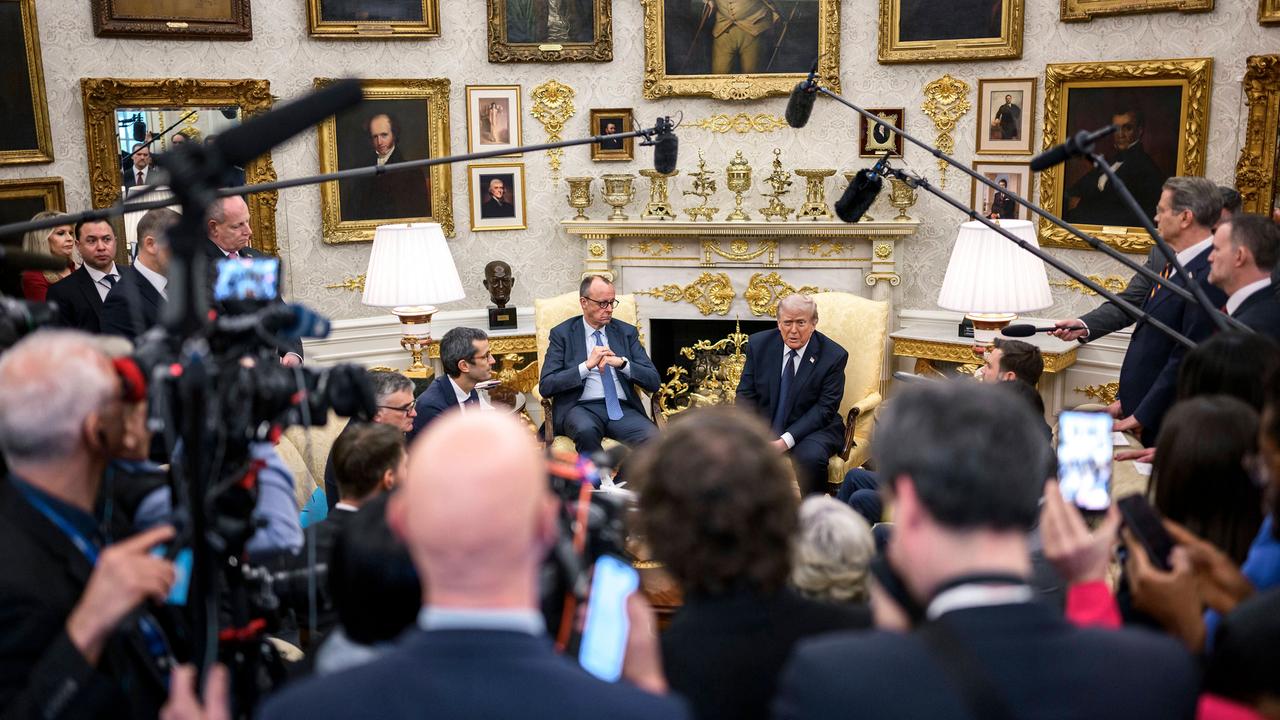 U.S Präsident Donald Trump empfängt Bundeskanzler Friedrich Merz im Weißen Haus, dahinter Journalisten mit Mikrofonangeln