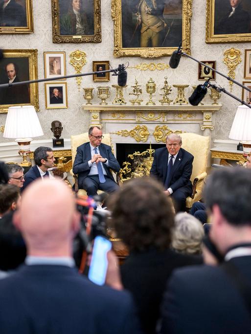 U.S Präsident Donald Trump empfängt Bundeskanzler Friedrich Merz im Weißen Haus, dahinter Journalisten mit Mikrofonangeln U.S Präsident Donald Trump empfängt Bundeskanzler Friedrich Merz im Weißen Haus, dahinter Journalisten mit Mikrofonangeln