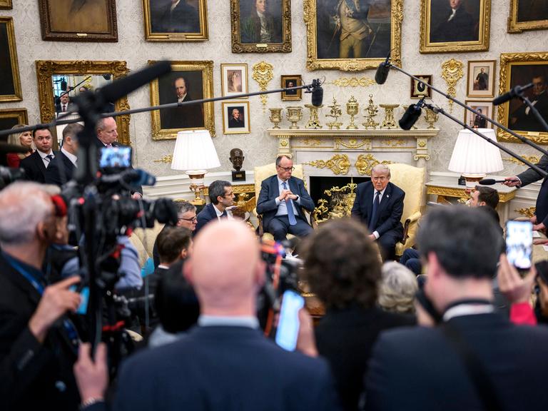 U.S Präsident Donald Trump empfängt Bundeskanzler Friedrich Merz im Weißen Haus, dahinter Journalisten mit Mikrofonangeln U.S Präsident Donald Trump empfängt Bundeskanzler Friedrich Merz im Weißen Haus, dahinter Journalisten mit Mikrofonangeln