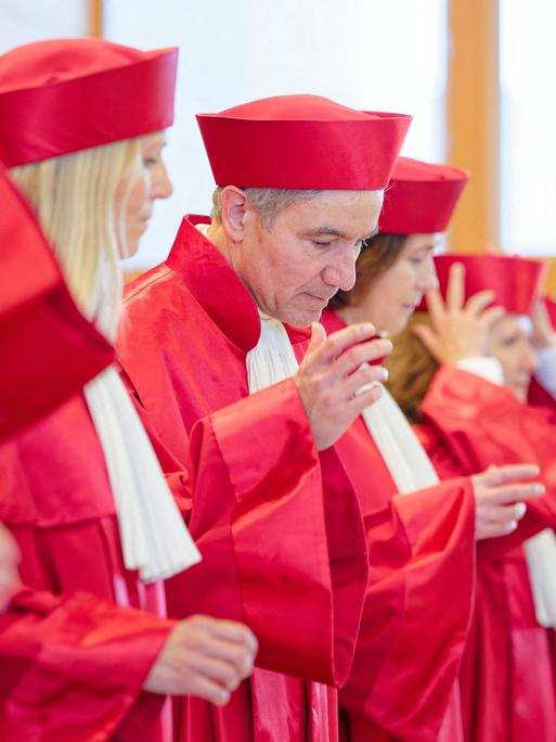 Richter in roten Roben: Bundesverfassungsgericht nimmt im Verhandlungssaal Platz