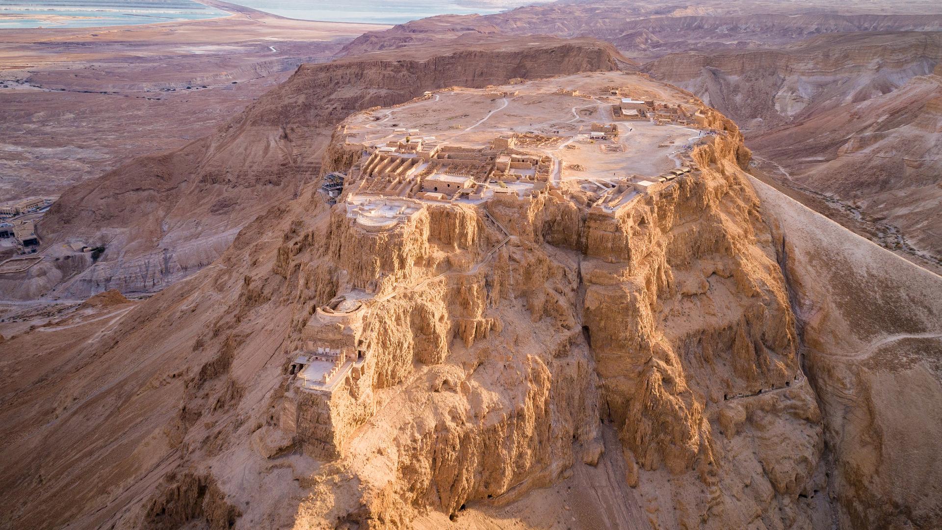 Die Felsenfestung Masada auf einem Plateau hoch über dem Toten Meer. Die Felsenfestung Masada auf einem Plateau hoch über dem Toten Meer.