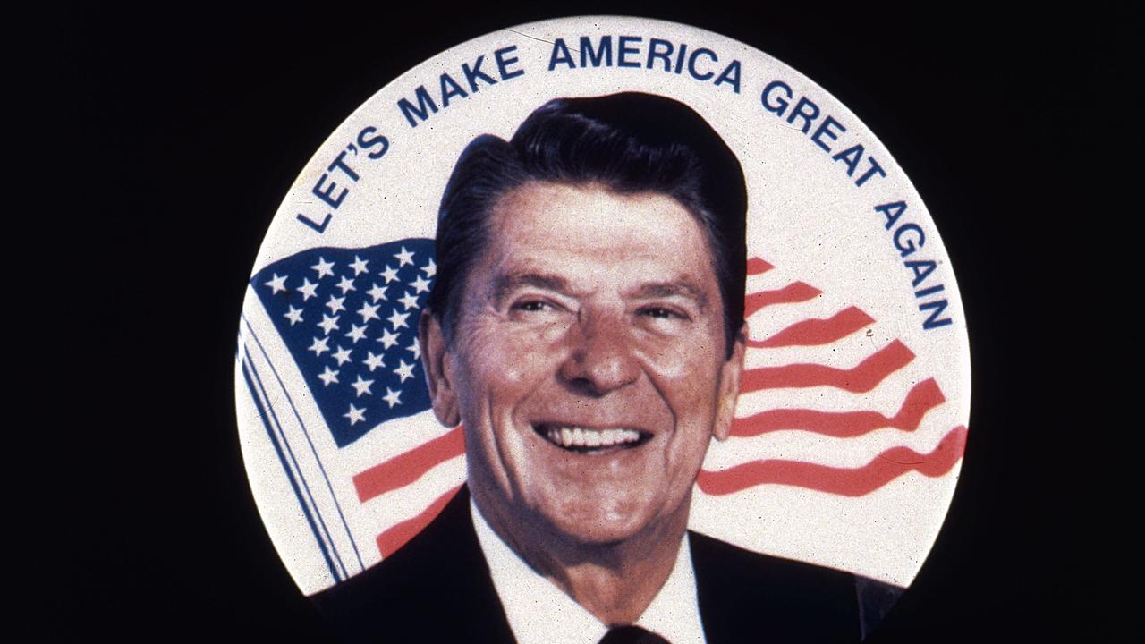 Ronald Reagan, der 40. Präsident der USA, vor einem Wahlkampfschild, auf dem steht „Let's Make America Great Again“ Ronald Reagan, der 40. Präsident der USA, vor einem Wahlkampfschild, auf dem steht „Let's Make America Great Again“