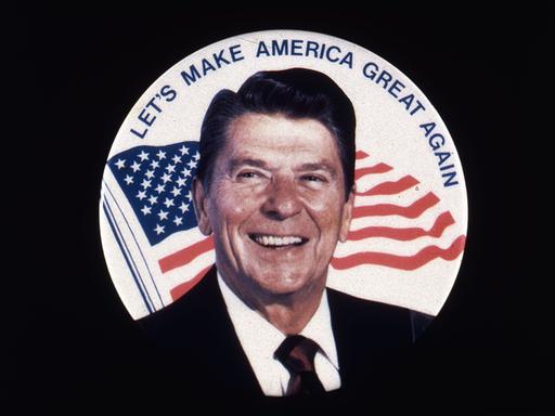 Ronald Reagan, der 40. Präsident der USA, vor einem Wahlkampfschild, auf dem steht „Let's Make America Great Again“
