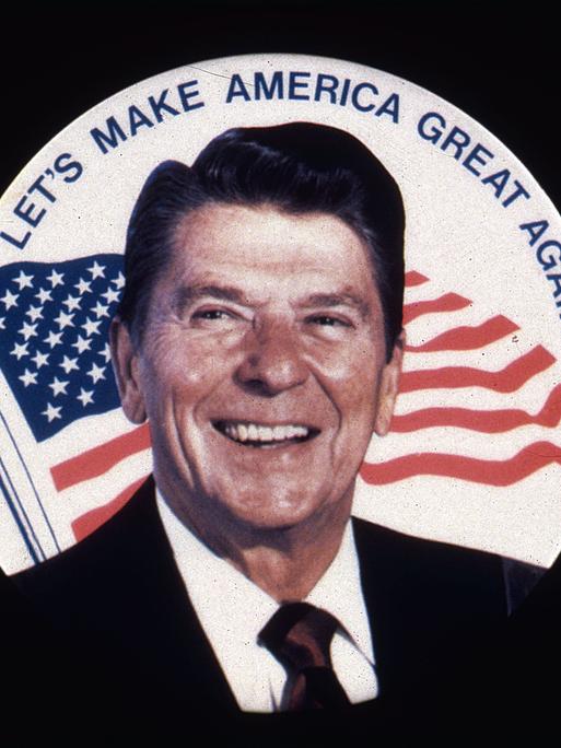 Ronald Reagan, der 40. Präsident der USA, vor einem Wahlkampfschild, auf dem steht „Let's Make America Great Again“