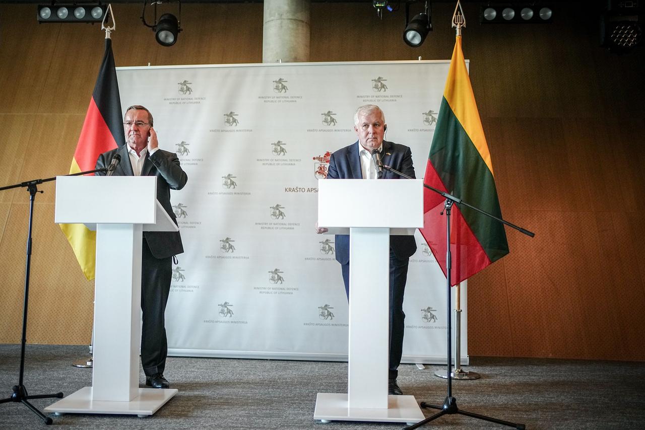 Litauen, Vilnius: Boris Pistorius (l, SPD), Bundesminister der Verteidigung, und sein litauischer Amtskollege Arvydas Anusauskas geben auf dem Flughafen in Vilnius eine Pressekonferenz. 