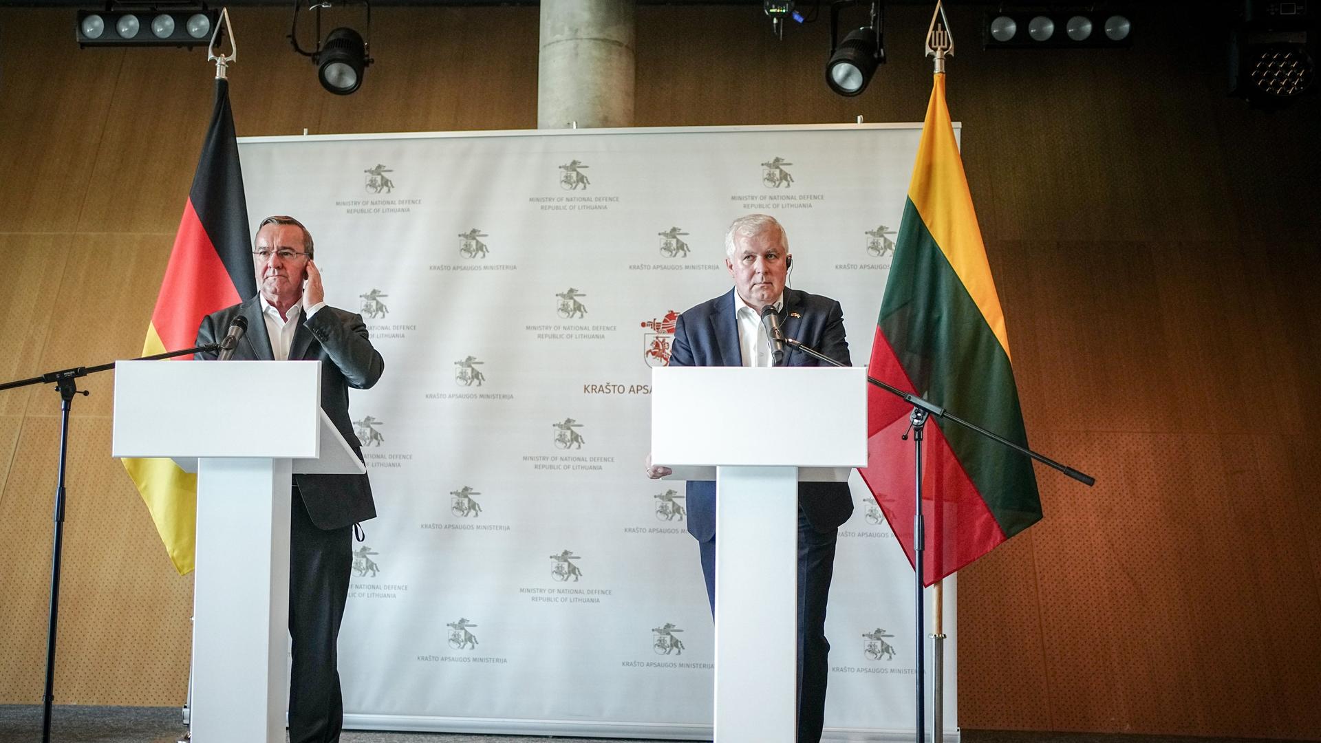 Litauen, Vilnius: Boris Pistorius (l, SPD), Bundesminister der Verteidigung, und sein litauischer Amtskollege Arvydas Anusauskas geben auf dem Flughafen in Vilnius eine Pressekonferenz.