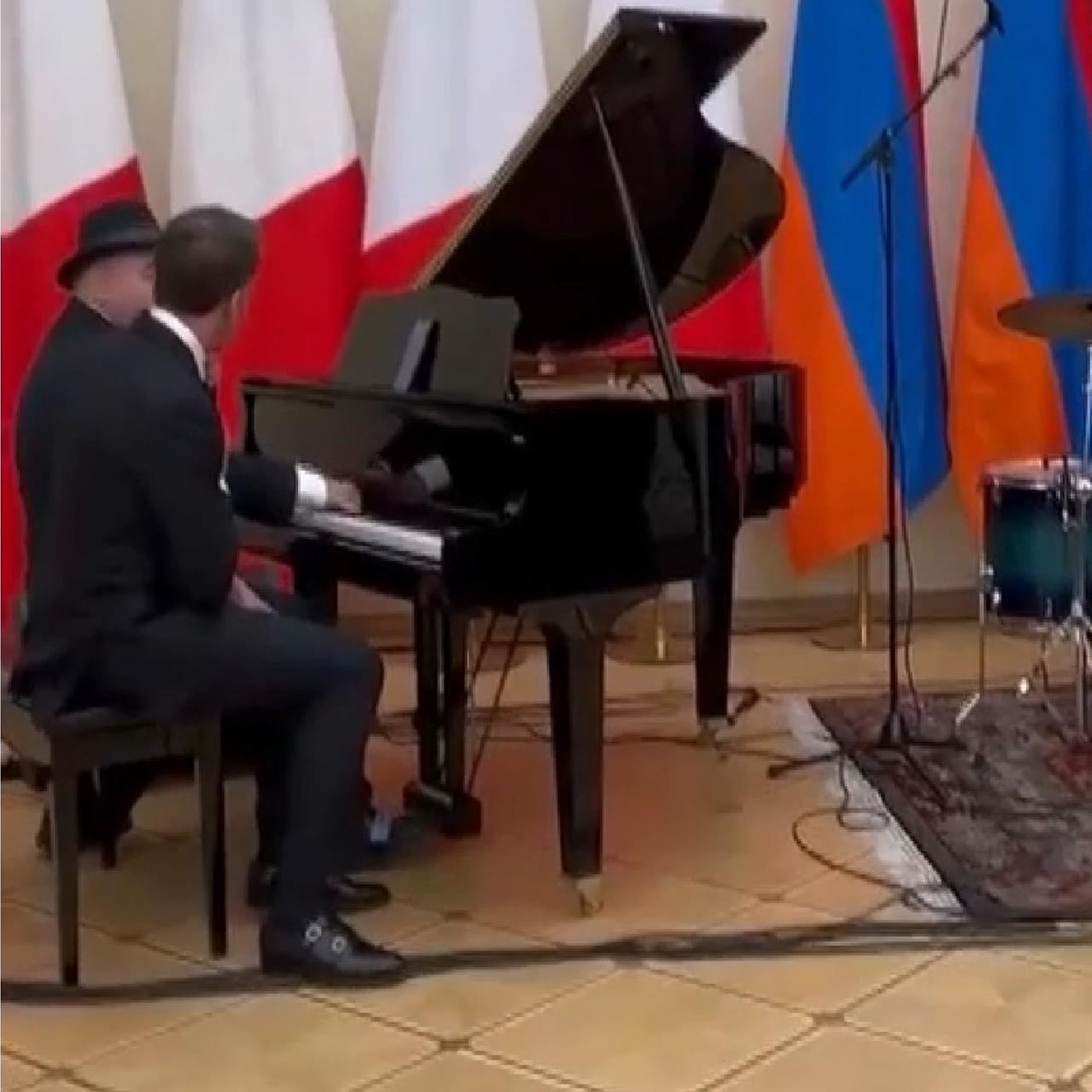 Spitzentreffen in Eirwan - Macron singt bei Staatsbankett in Armenien Aznavour-Chanson