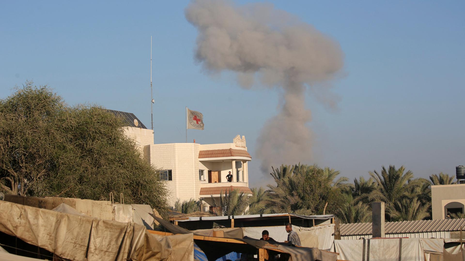 Rauch steigt nach einem israelischen Angriff über der Stadt Deir al-Balah im Gazastreifen auf.