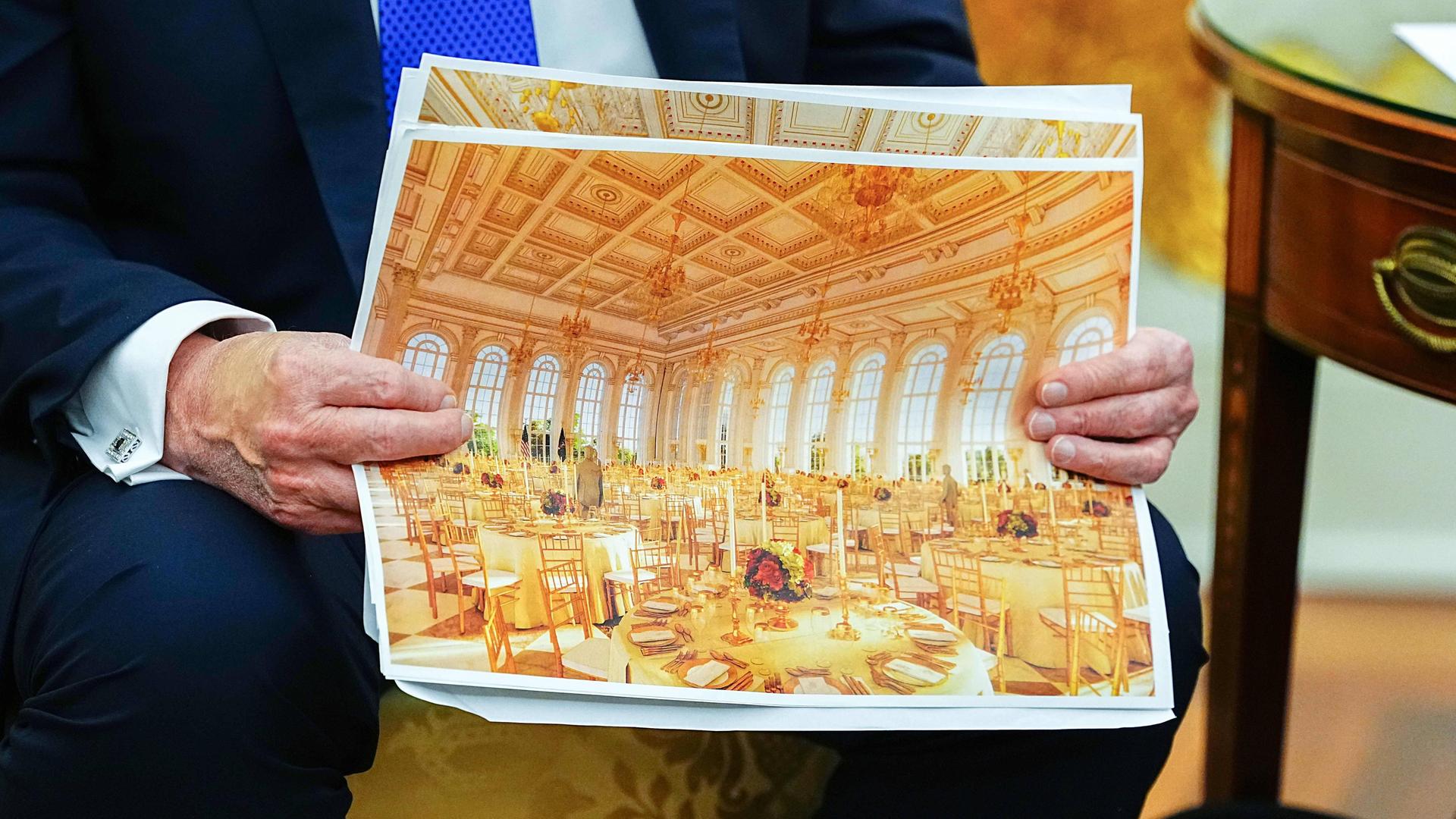 Auf dem Foto hält US-Präsident Trump ein Foto von dem geplanten Ball-Saal für das Weiße Haus hoch.