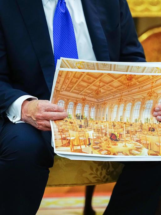 Auf dem Foto hält US-Präsident Trump ein Foto von dem geplanten Ballsaal für das Weiße Haus hoch.