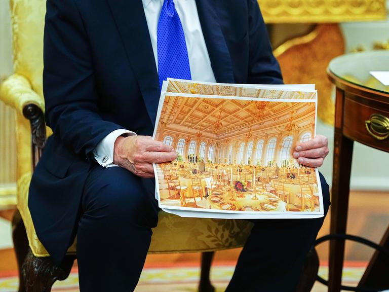 Auf dem Foto hält US-Präsident Trump ein Foto von dem geplanten Ballsaal für das Weiße Haus hoch.