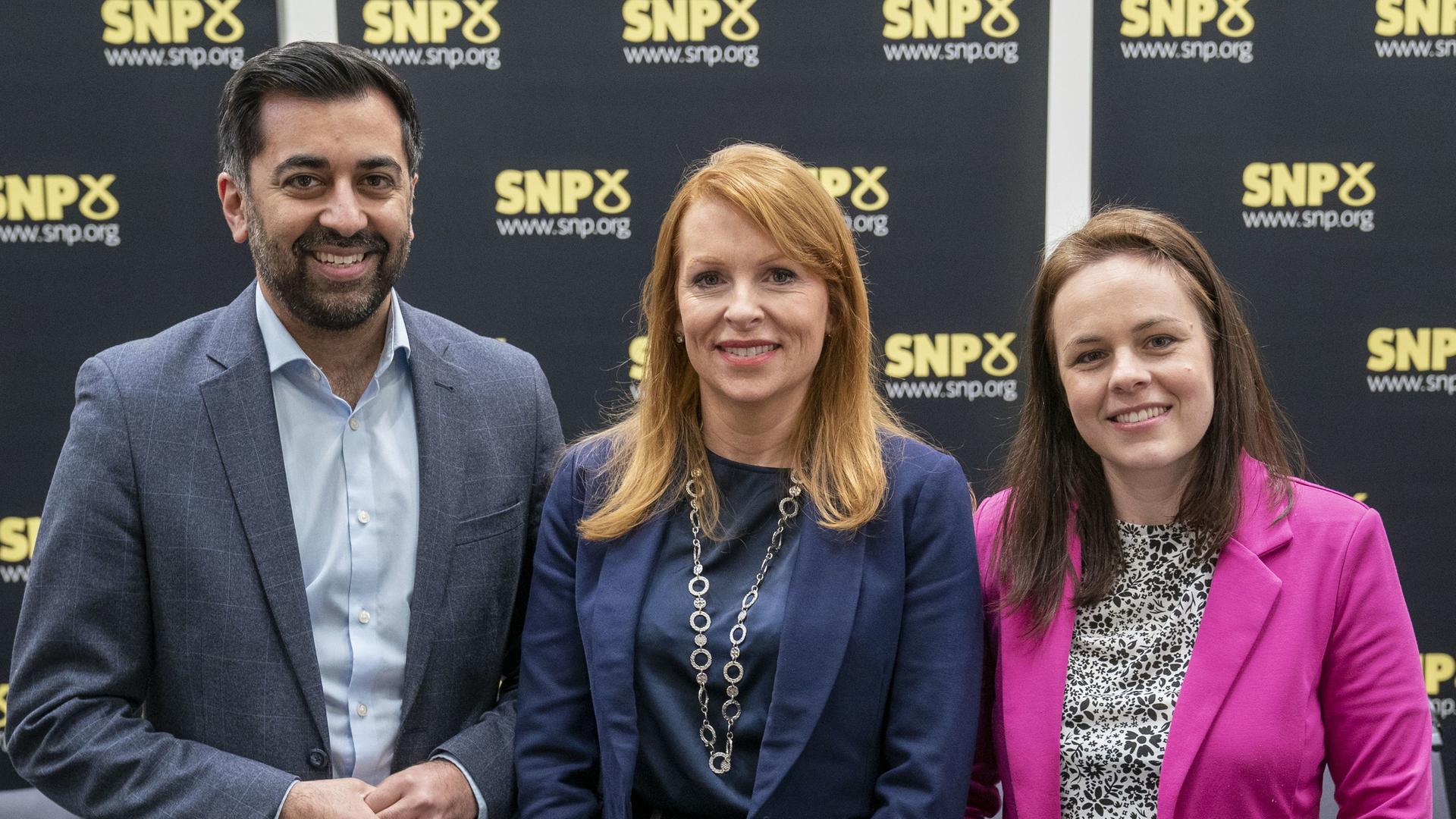 Großbritannien, Glasgow: Die Kandidaten für die Führung der Scottish National Party (SNP), Humza Yousaf (l-r), Ash Regan und Kate Forbes, lächeln vor einer SNP-Führungsdebatte an der University of Strathclyde. Großbritannien, Glasgow: Die Kandidaten für die Führung der Scottish National Party (SNP), Humza Yousaf (l-r), Ash Regan und Kate Forbes, lächeln vor einer SNP-Führungsdebatte an der University of Strathclyde.