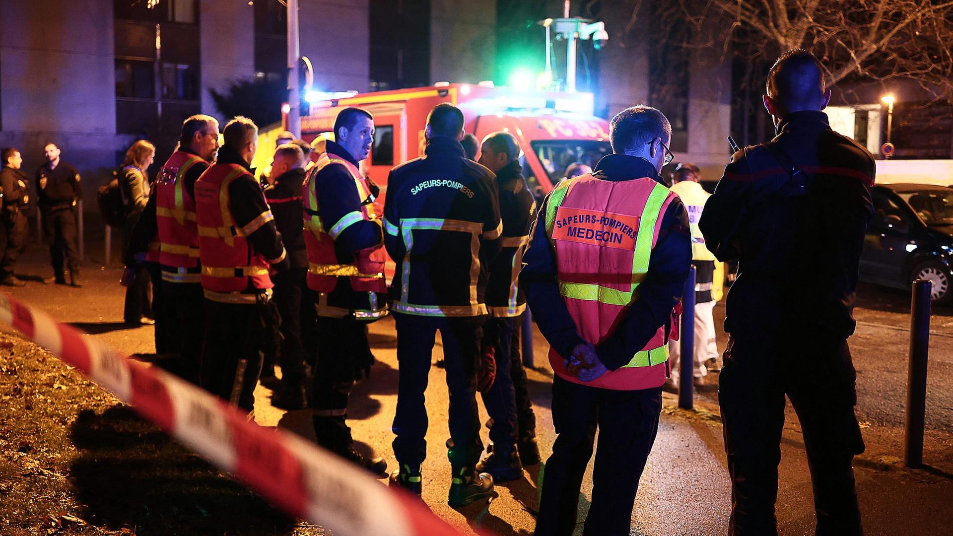 Grenoble: Einsatzkräfte stehen in der Nähe des Explosionsortes vor einer Bar, in die eine Granate geworfen wurde. 