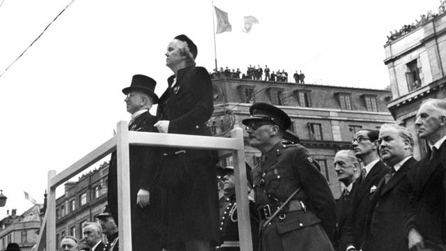 Vor dem Hauptpostgebäude in Dublin nimmt der irische Präsident Sean O'Kelly (l) eine Parade zur Feier der Unabhängigkeit ab. Am 18. April 1949 erklärte Irland offiziell seinen Austritt aus dem Commonwealth und konstituierte sich als Republik.
