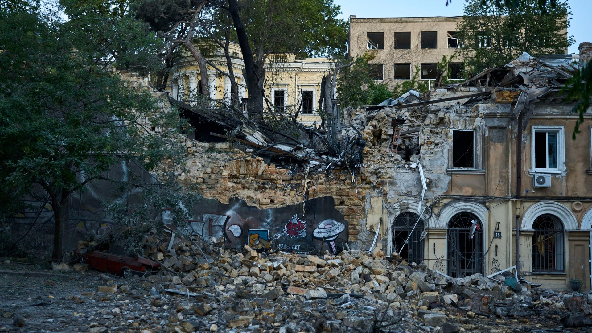 Ukraine, Odessa: Ein Gebäude ist nach Raketenangriffen stark beschädigt.