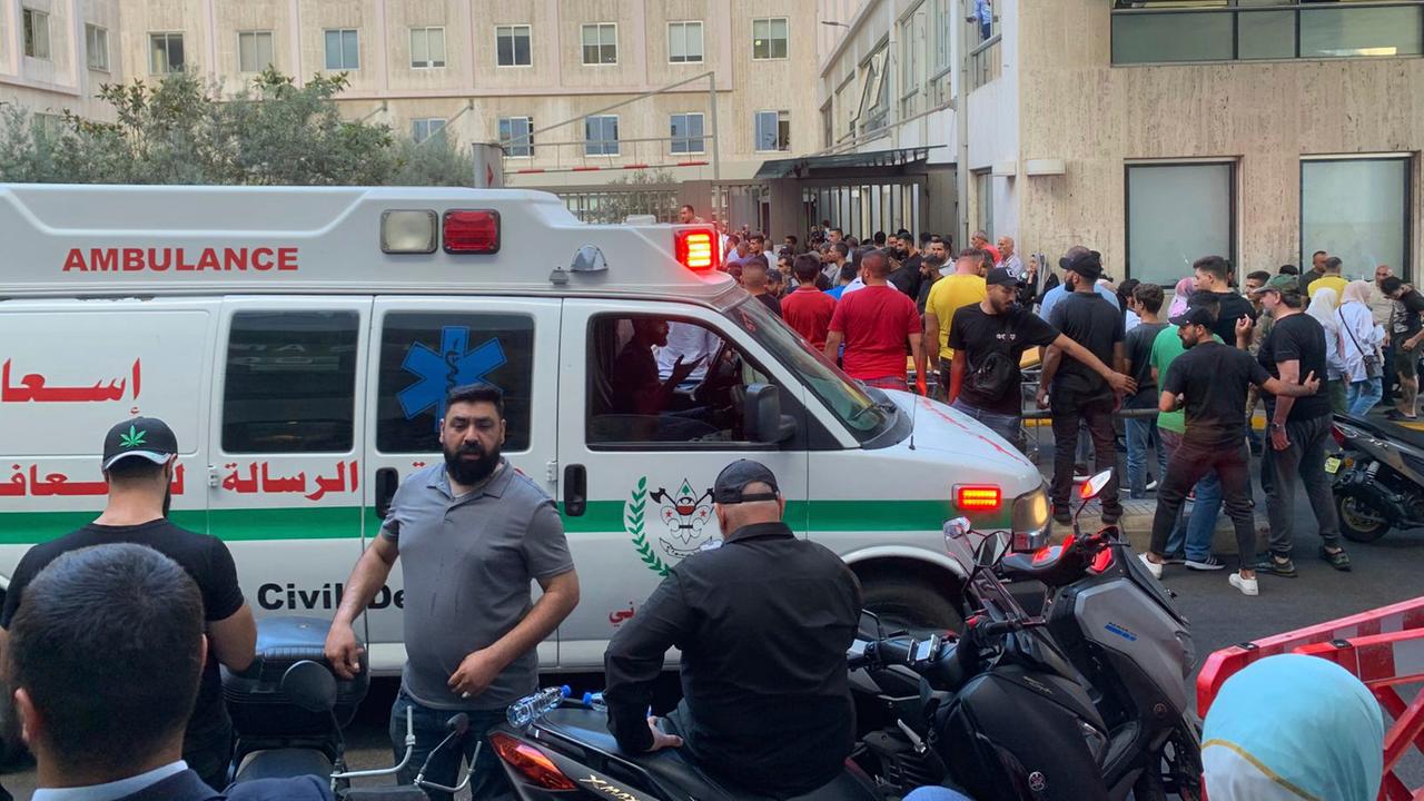 Menschen stehen Schlange vor einem Krankenhaus in Beirut.