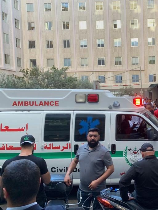 Menschen stehen Schlange vor einem Krankenhaus in Beirut.