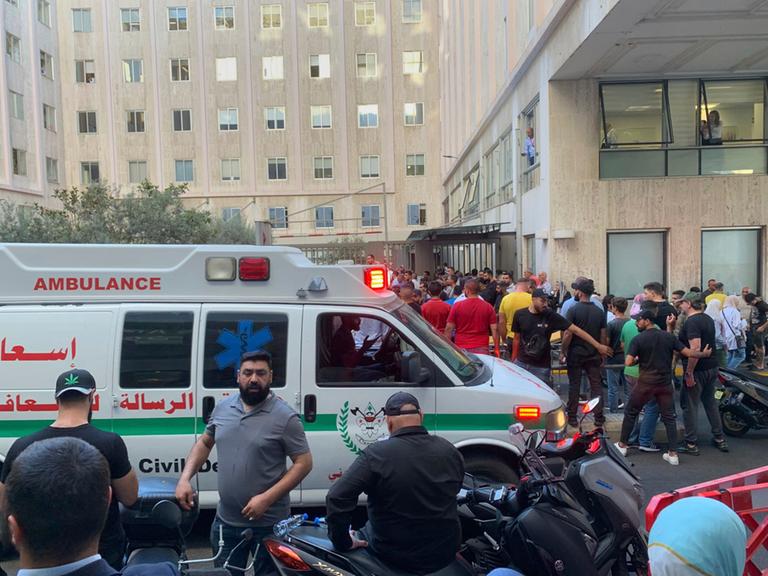 Menschen stehen Schlange vor einem Krankenhaus in Beirut.