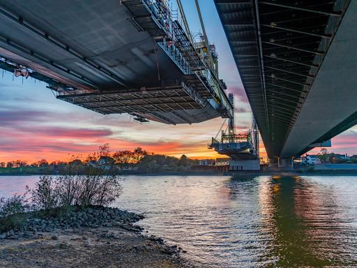 Abendliche Bauarbeiten beim Neubau der Autobahnbrücke Neuenkamp der A40 über den Rhein bei Duisburg. 