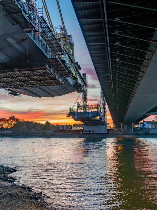 Abendliche Bauarbeiten beim Neubau der Autobahnbrücke Neuenkamp der A40 über den Rhein bei Duisburg. 