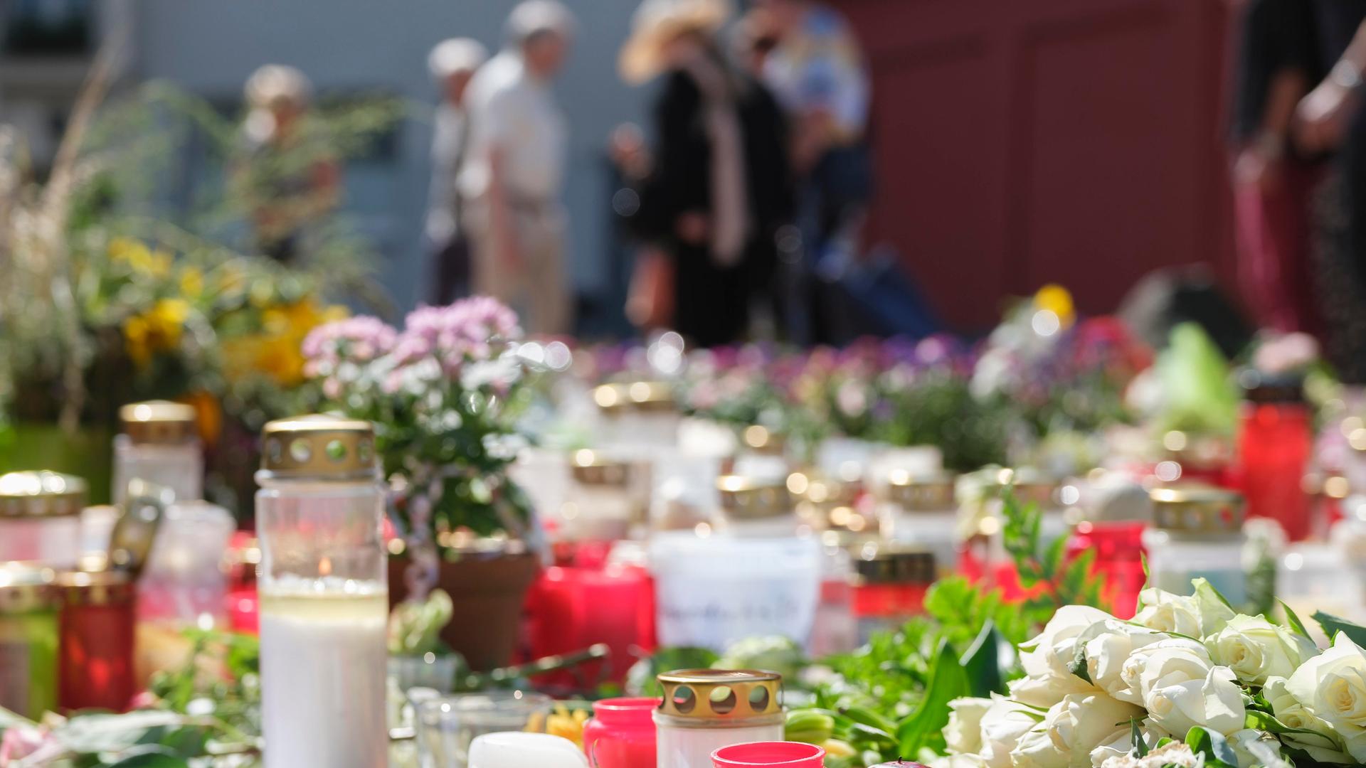 Trauer und Gedenken mit Blumen und Kerzen an der Stadtkirche in unmittelbarer Naehe des Anschlagsorts Fronhof in der Solinger Innenstadt n