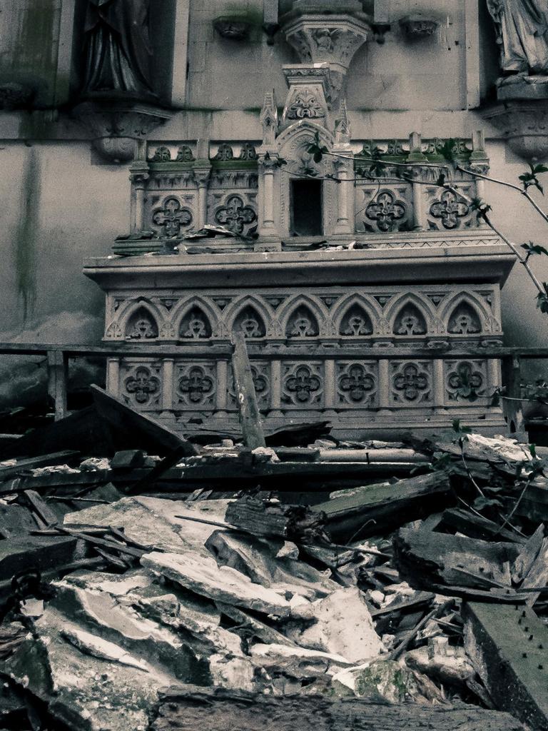 Blick in einen Krichenraum mit Altar, in den das Dach eingestürzt ist und damit den Raum unpassierbar macht.