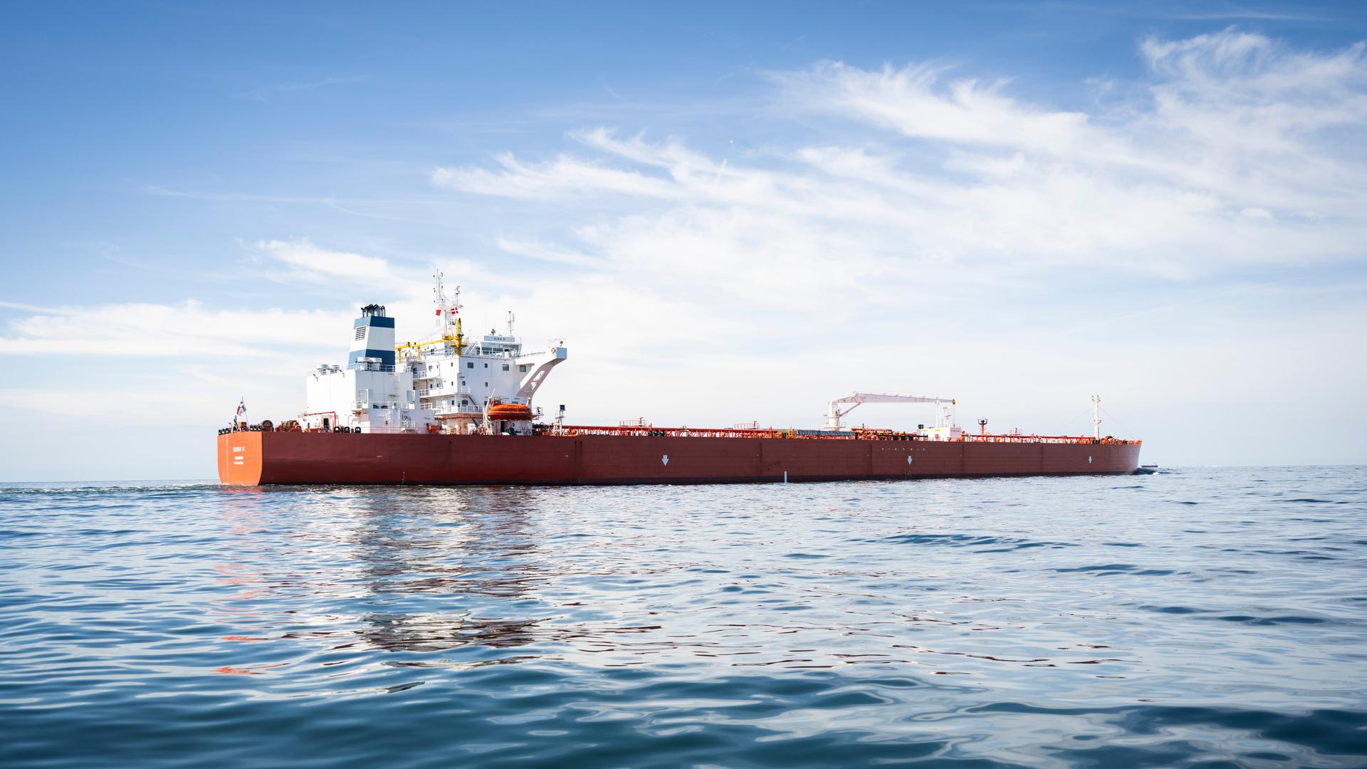 Der von Greenpeace als Teil der russischen Schattenflotte identifizierte Öltanker "Kira K" fährt vor der deutschen Küste bei Fehmarn.